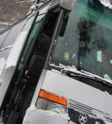На Мукачівщині рейсовий автобус опинився у кюветі