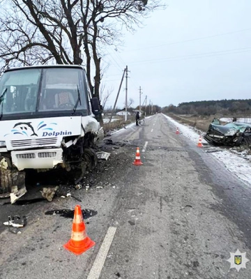 У ДТП на Хмельниччині зіткнулися автобус та легковик, пасажирка якого потрапила до лікарні