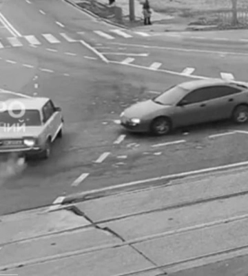 У Дніпрі на з’їзді зі Старого мосту зіштовхнулись ВАЗ та Mazda: відео
