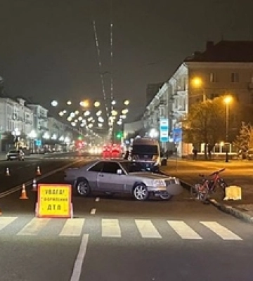 У центрі Луцька пенсіонер на «мерсі» збив кур&#039;єра Glovo 