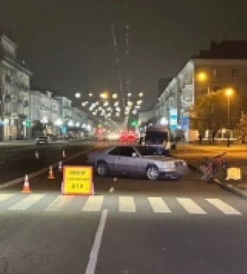 У центрі Луцька водій Mercedes збив велосипедиста