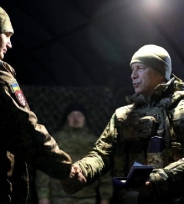 Сирський вручив нагороди піхотинцям і десантникам, які ведуть бої на Донеччині
