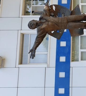 В Одессе ночью демонтировали памятник Высоцкому. Его поставят внутри местной киностудии
