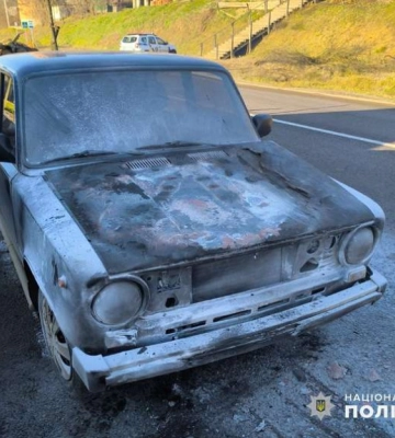 Поліцейські на Буковині врятували чоловіка з палаючого авто
