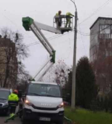 На п&#039;яти магістральних вулицях Рівного модернізували вуличне освітлення