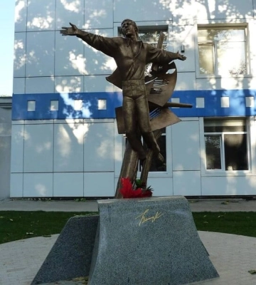 В Одессе ночью снесли памятник Высоцкому. Его поставят внутри местной киностудии