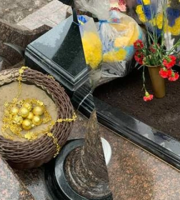 Невідомі вкрали новорічні ялинки з могил військових на Київщині