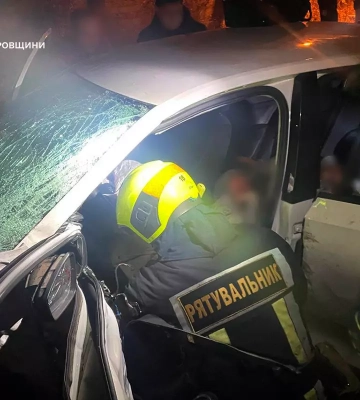 У Дніпрі рятувальники дістали двох поранених жінок із понівеченого у ДТП автомобіля. ФОТО