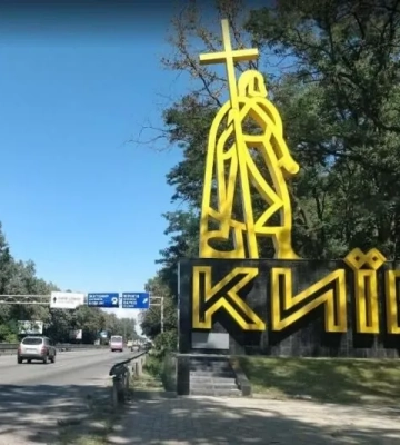 У Печерському районі Києва палає дах житлового будинку після падіння уламків