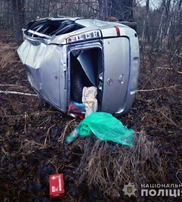 На Житомирщині водій під час ДТП вилетів із легковика, що перекинувся (ФОТО)