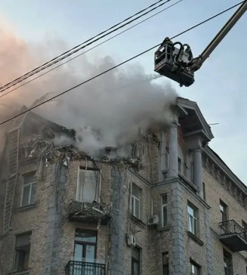В Киеве из-за атаки «шахедов» горит жилой дом. ГСЧС показало фото разрушений