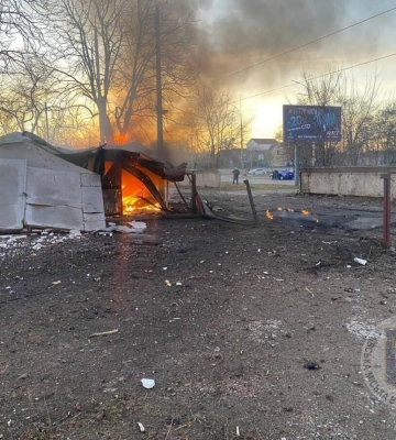 У Києві та області спрацювала ППО, є падіння уламків на будинок у центрі столиці і поранений