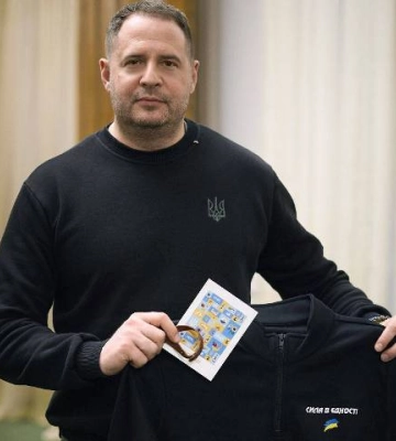 Голова Офісу президента отримав на Новий рік несподіваний подарунок від дівчинки Іванни