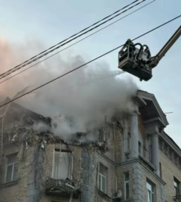 В Києві через атаку «шахедів» горить житловий будинок. ДСНС показало фото руйнувань
