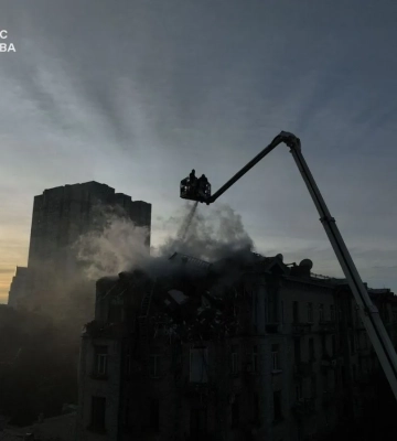 У Києві ліквідовують наслідки атаки рф: показали нові кадри