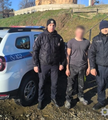 На Буковині патрульні поліцейські врятували водія із палаючого автомобіля