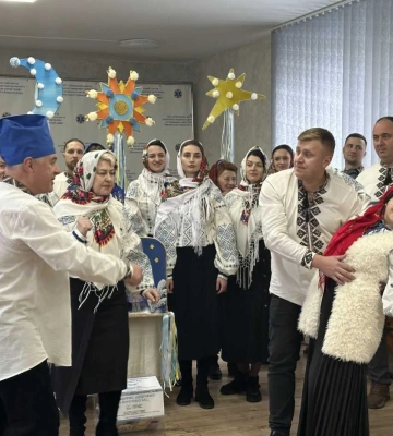 Колядували всюди - від ТЦ до судів: понад 100 тисяч гривень зібрали медики Рівненської обласної лікарні для ЗСУ