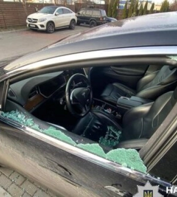 Наслідки обстрілу Київщини військами РФ: пошкоджено будинок та 10 авто. ФОТОрепортаж