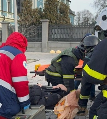 У Києві внаслідок російської атаки загинула людина — ДСНС (, )