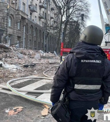 У Печерському районі Києва під час розбору завалів знайшли тіло жінки — фото наслідків атаки