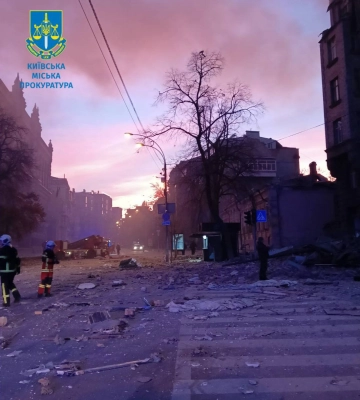У Києві та області спрацювала ППО, є падіння уламків на будинок у центрі столиці і поранений