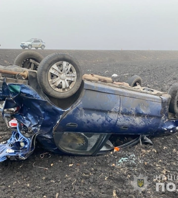 На Одещині легковик вилетів з траси у поле та перекинувся, у ДТП загинула людина