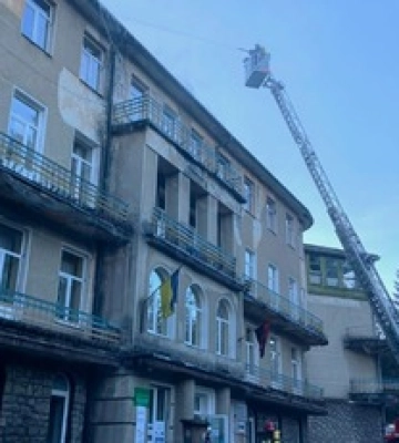 В санатории в курортной Ворохте вспыхнул пожар: эвакуировали более ста человек