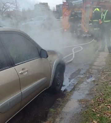 Рятувальники Ужгорода оперативно ліквідували пожежу в автомобілі