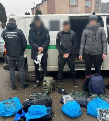 Замаскувались під інкасаторів. На Закарпатті, втікаючи від прикордонників, п’ятеро чоловіків потрапили в ДТП