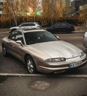 Авангард из 90-х: в Киеве засветилось редкое американское авто премиум-класса 