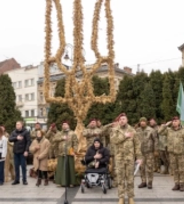 Львів зустрічає Різдво з найбільшим в Україні тризубом з дідухів