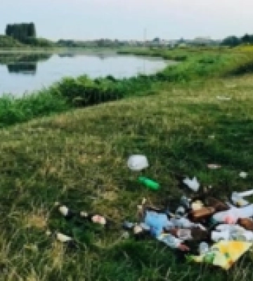 На Волині чоловік засмітив берег Прип'яті