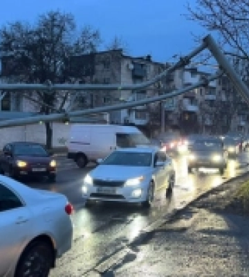 В Одесі вантажівка знесла габаритні ворота на Іванівському шляхопроводі, рух ускладнений