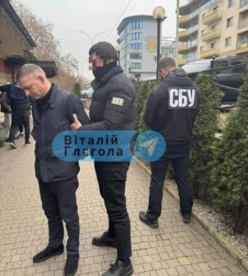 Хабар під ялинку: В Ужгороді затримали прикордонника Чопського загону за хабар у 6 тисяч доларів