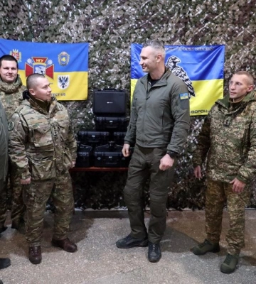 Кличко на Новый год привез бойцам 8 подразделений дроны на передовую