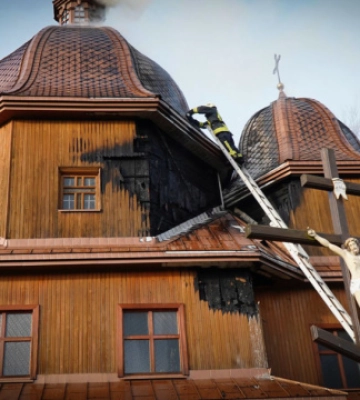 На Яворівщині сталась пожежа в старовинній дерев’яній церкві