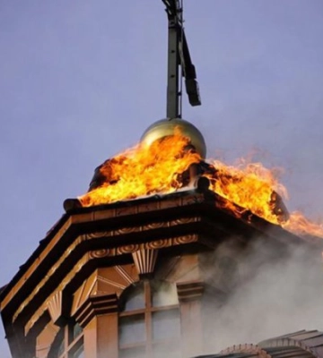 На Львівщині ліквідували пожежу в дерев’яній церкві