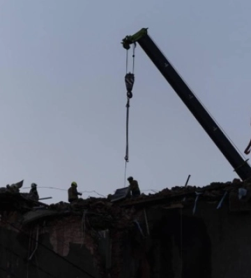 У Києві триває рятувальна операція - в пошкодженому уламками дрона будинку обвалилися сходи