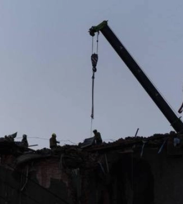 У Києві триває рятувальна операція після обвалу сходів у будинку, пошкодженому дронами