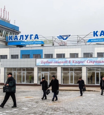 У чотирьох аеропортах РФ призупинили польоти, в низці областей повідомили про атаки безпілотників