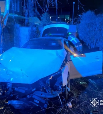 У Дніпрі рятувальники дістали двох поранених жінок із понівеченого автомобіля (ФОТО)
