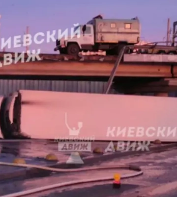 В Киеве фура слетела с моста, фото и видео