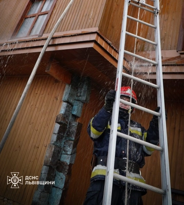 На Львівщині сталася пожежа в дерев'яній церкві