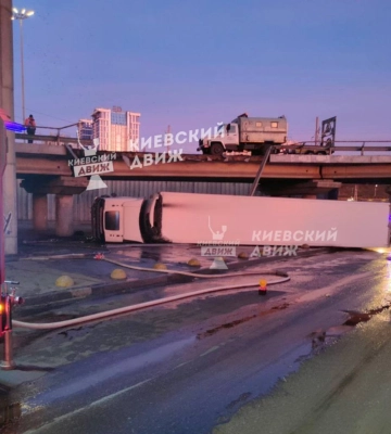 В Киеве грузовик протаранил забор и слетел с моста
