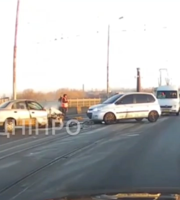 &quot;Позаносило&quot; автівки: у Дніпрі через ДТП на мосту стався серйозний затор