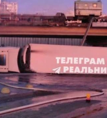 На Выдубичах в Киеве грузовик протаранил забор и слетел с моста
