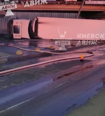 ДТП з фурою, що зірвалася з мосту у Києві: поліція розповіла деталі