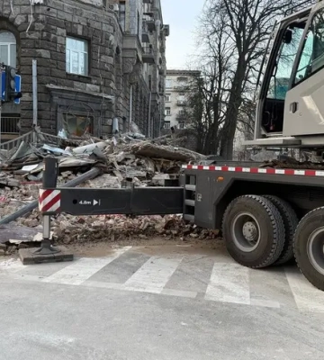 В центрі Києва продовжують ліквідовувати наслідки удару російського дрона