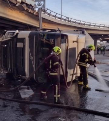 У Києві з Південного мосту впала вантажівка