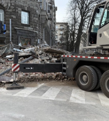 На місці учорашнього удару по центру Києва тривають аварійні роботи